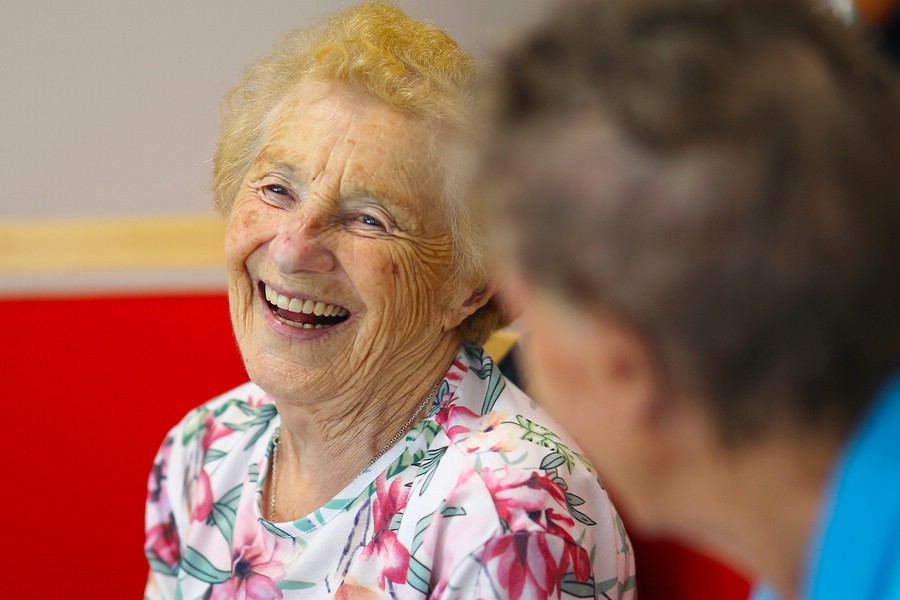 Senioren und Pflege Bild lachende Seniorin